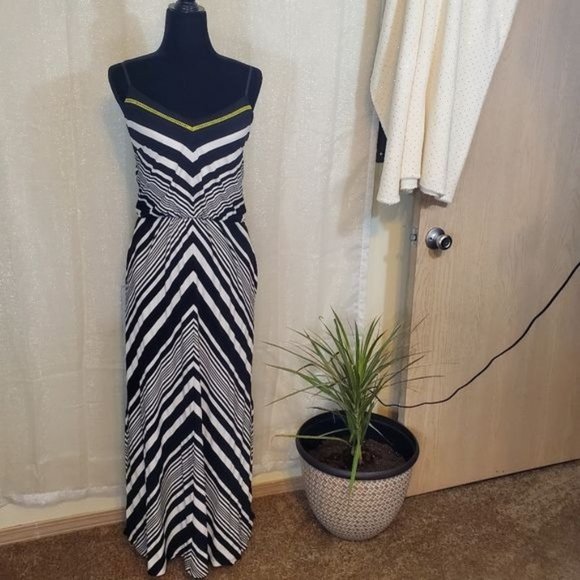 Vince Camuto Dresses & Skirts - Vince Camuto Casual Spaghetti Strap Maxi Dress, Black & White, Size 4
